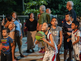 Entrega Tey alumbrado en cancha de Loma Bonita