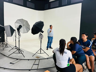 Aprender de la experiencia: diseñador de la UdeC comparte saberes prácticos con jóvenes en formación