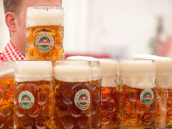 Hasta un millón de cervezas gratis en bares de Europa, por fin de cuarentena