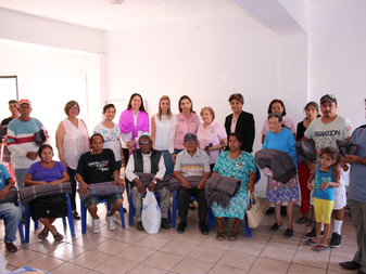DIF Estatal entrega frazadas a personas adultas mayores del Buen Pastor