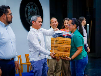 Entrega UdeC paquete de uniforme a 487 trabajadores de servicios generales