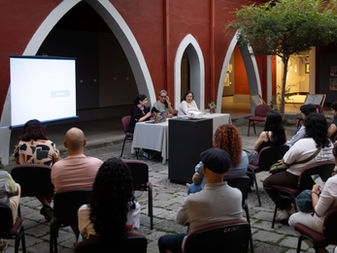 Conversan sobre la escultura textil y orgánica de Lulú Osnaya, en el Del Paso