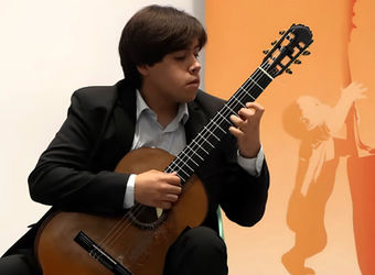 Destaca Axel Centeno en concursos de guitarra de España y Michoacán