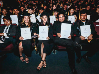 Egresan nuevos profesionistas en Economía, Finanzas y Negocios Internacionales