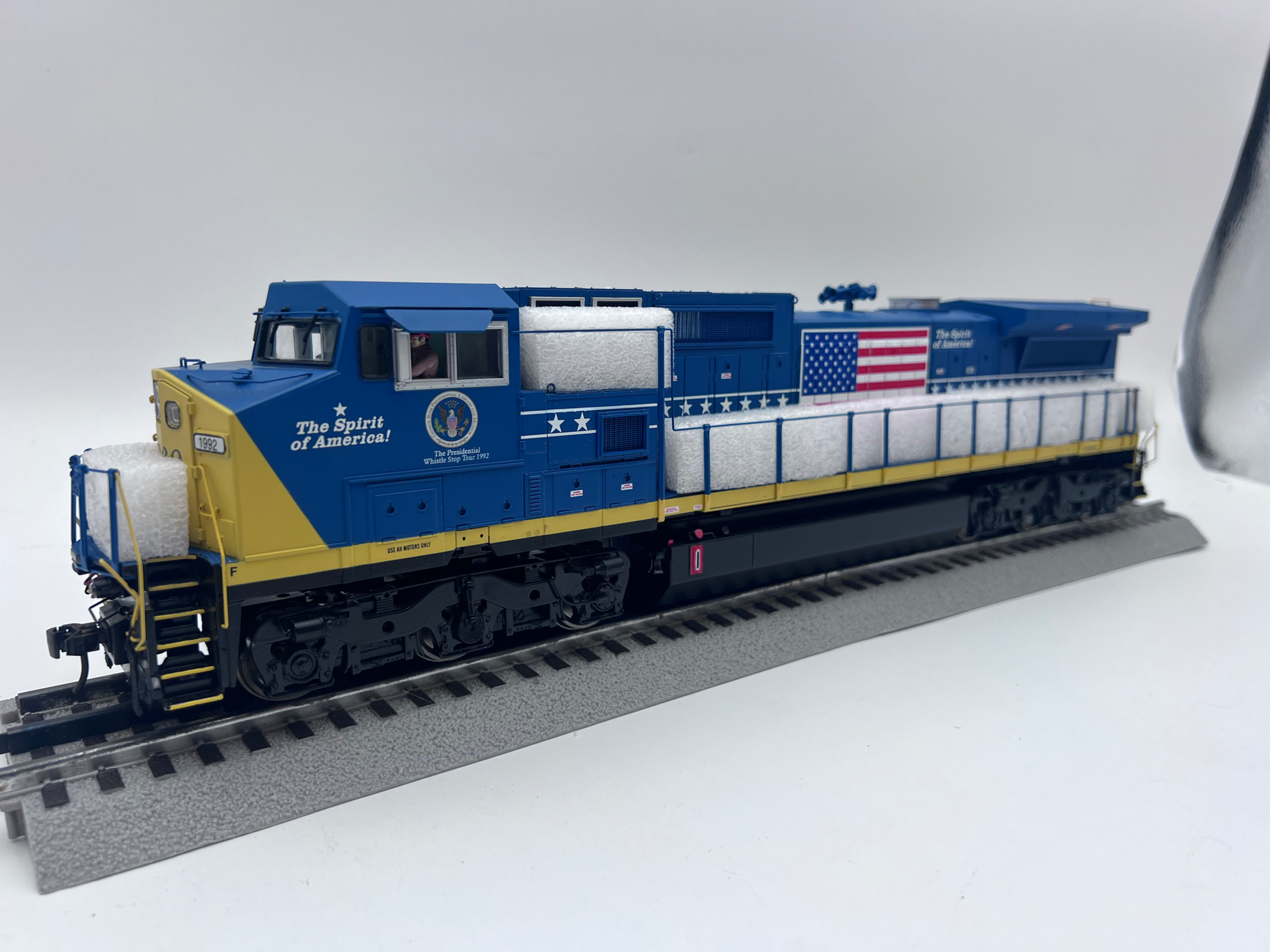 CSX Dash-8 Diesel Engine w/ Proto-Sound®3.0 (Scale Wheels)