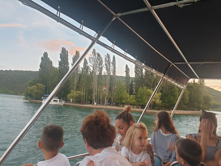 ŽENA OD MALO RIJEČI