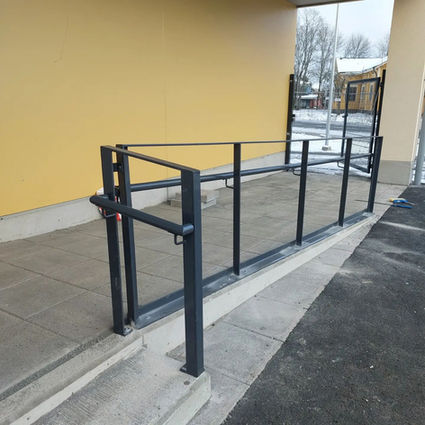 Yhdistetty lattakaide ja käsijohde. invaluiskan kaiteet ovat keskeinen turvallisuustekijä ja metallikaiteet räätälöitynä railweldilta hyvä ratkaisu.