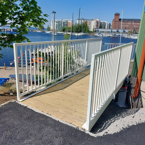 Kulkusillan metallikaide. Metallikaide on paras ratkaisu myös siltoihin. Tässä lattakaidetta joka tunnetaan myös lattapinnakaide.