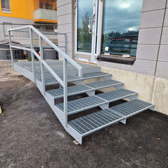 Metalliset portaat eli ritiläportaat asennettuna käsijohteen ja kaiteiden kera Pirkanmaalla.