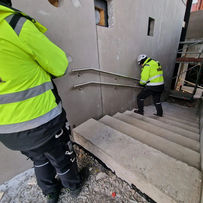 Porraskaiteen (käsijohde) asennus portaisiin Tampere. Railweld Oy. 
