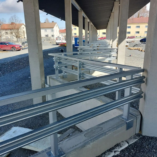 Törmäyskaidetta ja törmäyskaide metallista parkkihalleihin ja parkkitaloihin. Metalliset kaiteet turvaamaan. Kutsutaan myös suojakaiteiksi. Valmiiksi asennettuna.