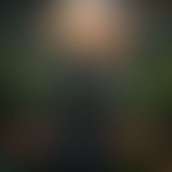 Sobrevivencialista praticando meditação de foco em floresta.