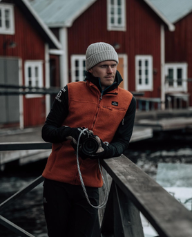Kille med kamera i Fiskeläge i Bönhamn