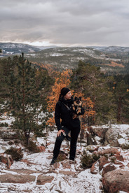 Tjej står med hund på slåttdalsberget  i skuleskogens nationalpark