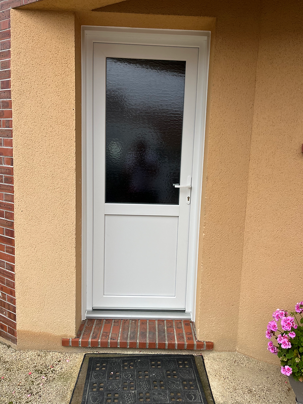 Porte PVC blanc Schüco réalisée par menuiseries ROUDOT à Brezolles- Dreux- Verneuil sur Avre 
