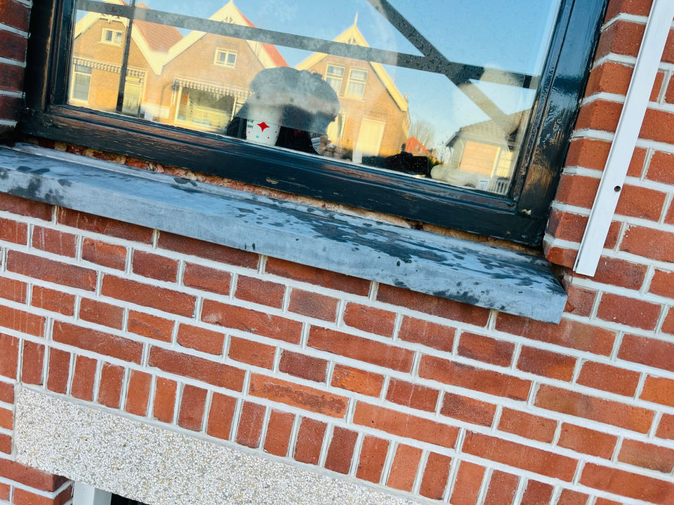 Monumentaal snijvoeg hardstenen raamdorpel