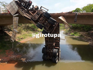 Caminhão tomba na ponte do Rio do Peixe e interdita parcialmente a via entre Tupã/Quatá
