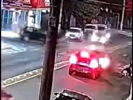 Imagens mostram momento de acidente entre carro e moto no cruzamento da Nhamquiaras com Tabajaras, em Tupã
