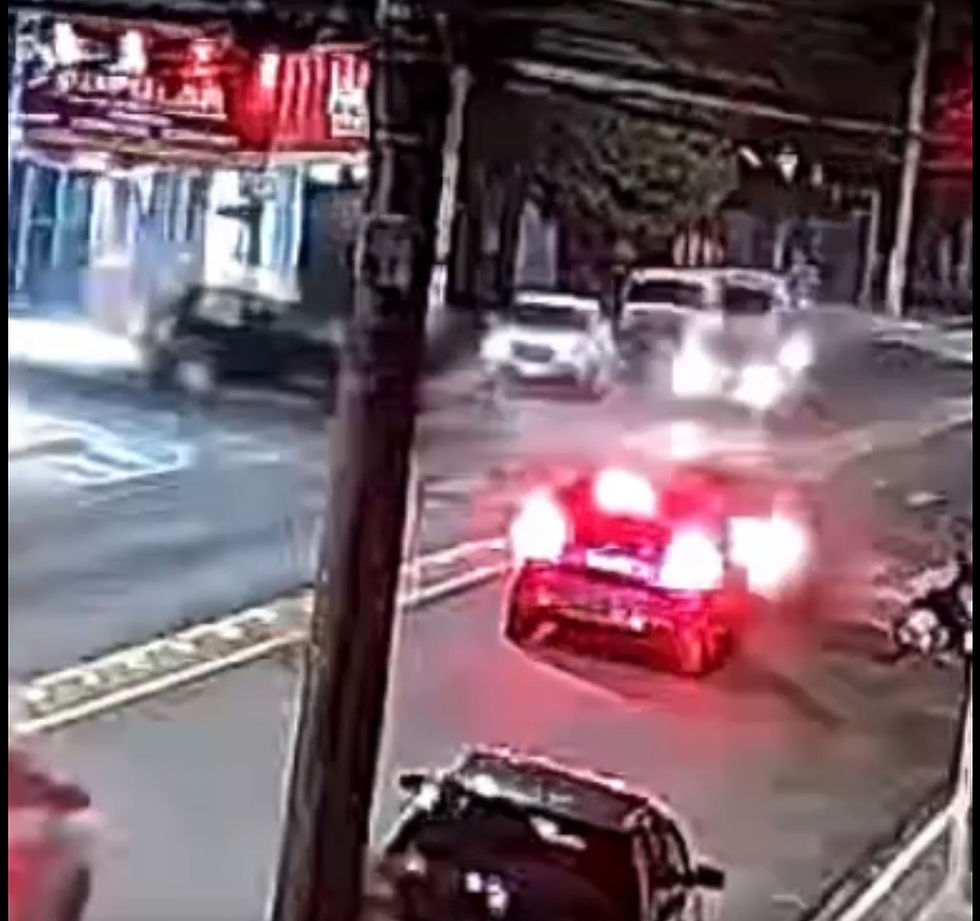 Imagens mostram momento de acidente entre carro e moto no cruzamento da Nhamquiaras com Tabajaras, em Tupã