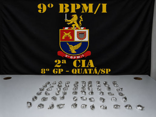 POLÍCIA MILITAR APREENDE 61 PORÇÕES DE MACONHA DURANTE OCORRÊNCIA DE TRÁFICO EM QUATÁ
