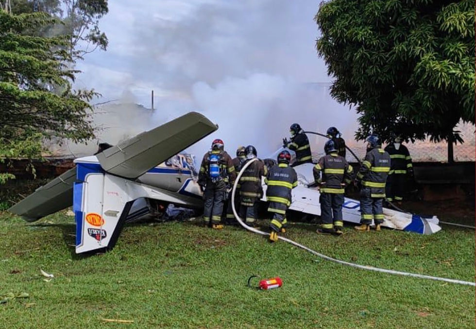 Avião de pequeno porte cai em área da AABB ao lado do aeroporto de Marília