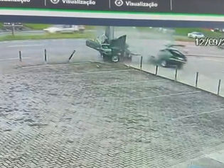 Passat parte ao meio após bater violentamente contra poste no Paraná