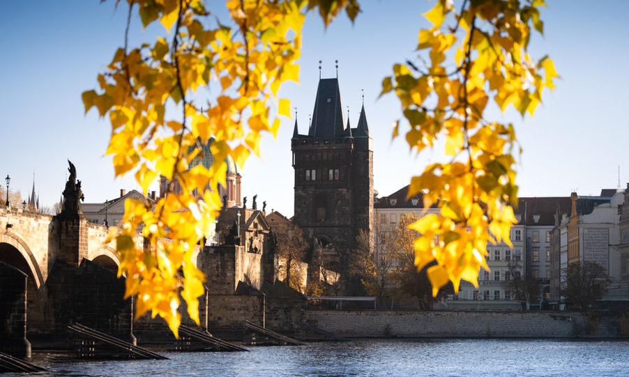 Karlův most orámován podzimem - Architektura a krajina