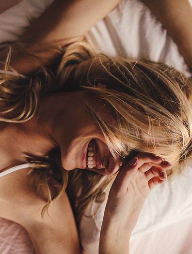 Mujer feliz despertando