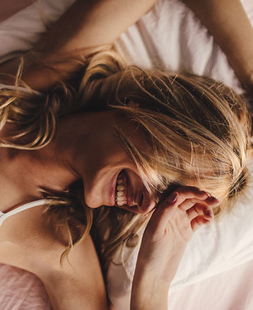 Mujer feliz despertando