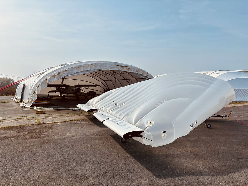 The dAS20 in front of the bubble hangar