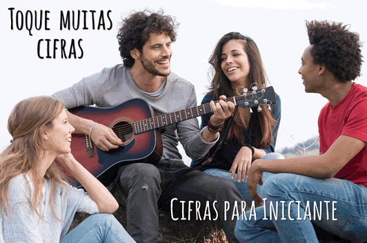 Rapaz tocando violão com amigos