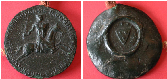 Premier grand sceau équestre de Roger II (III) de Rozoy, contre-scellé de son premier sceau secret. Cire verte sur lacs de soie rouge. On remarque en bas de l’avers un éclat qui révèle que la cire, qui paraît brune, est en fait de couleur verte. Original de 1234 (ANF, L 839 b n°119). Photo C. Simonet. Tous droits réservés aux Archives nationales, Paris