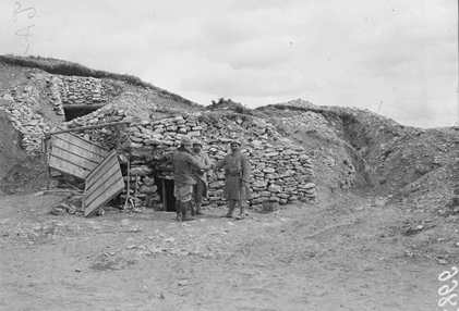 Tranché de Calonne, poste à l’entrée de la tranchée (https://imagesdefense.gouv.fr/fr)