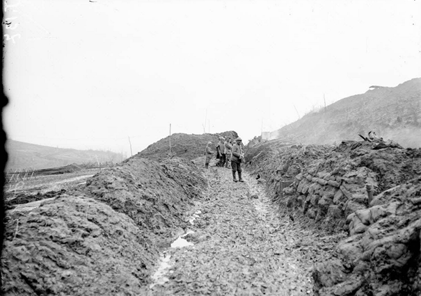 Les Eparges Boyau de communication menant vers les crêtes (https://imagesdefense.gouv.fr/fr)