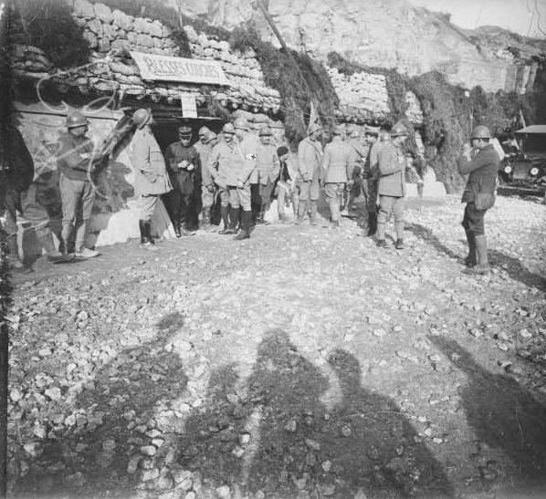 Soldats au repos Carrières d’Haudromont (https://imagesdefense.gouv.fr/fr)