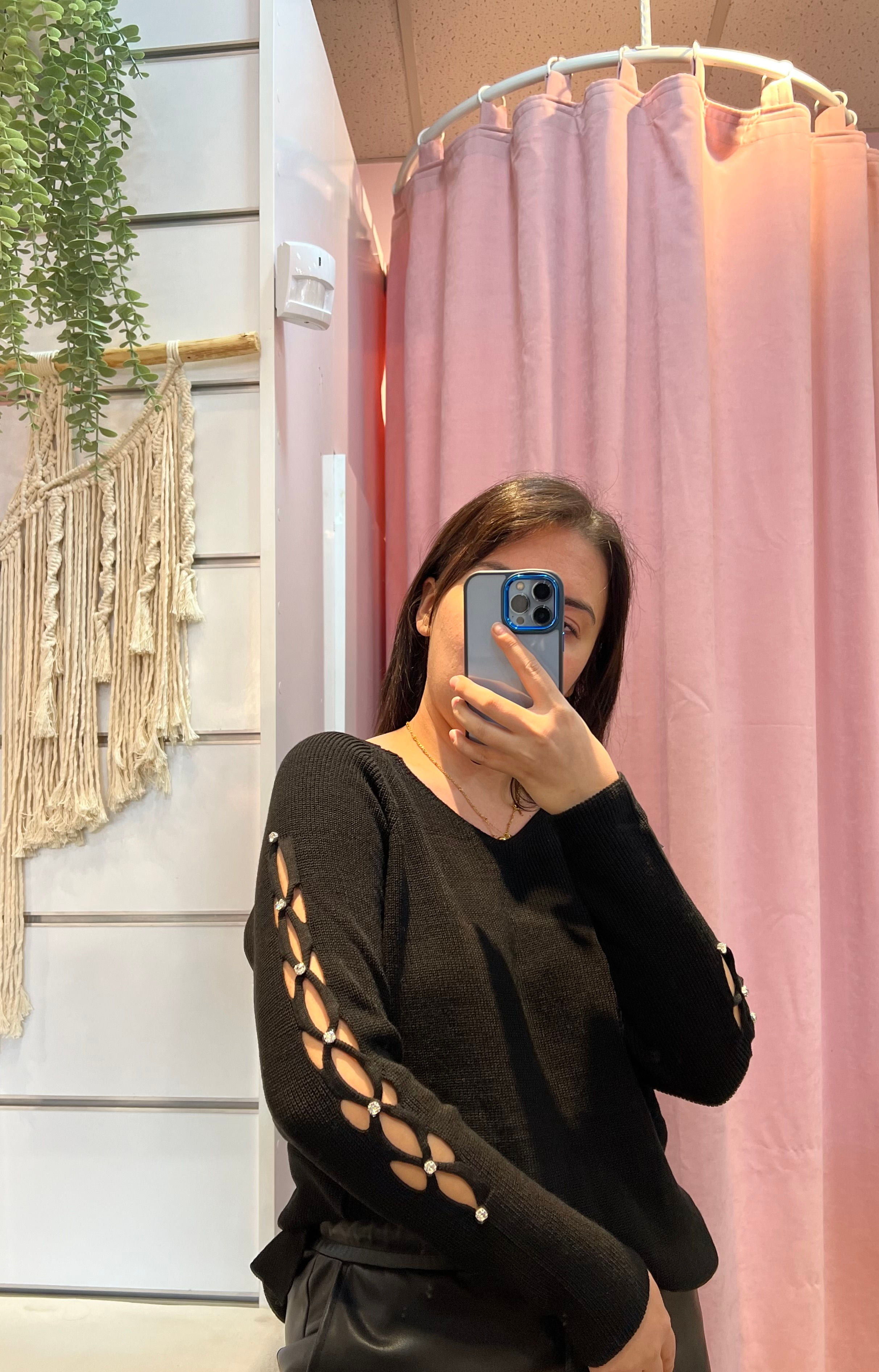 Kol taş detaylı siyah ince bluz