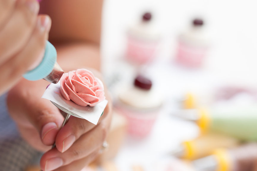 decorating cake, piping buttercream.jpg