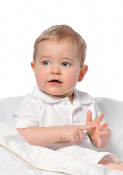 Un bébé qui signe avec ses mains le signe encore.