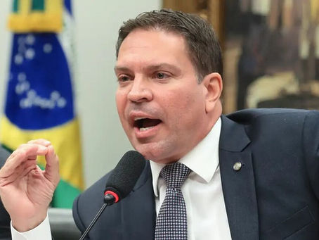 Decisão do governo Trump sobre situação de Ramagem nos EUA medirá forças de Lula e Flávio Bolsonaro