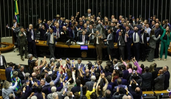 A PEC atraiu o apoio de partidos do centrão, que costurou um consenso para destravar a pauta