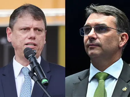 Tarcísio expõe incômodo com Flávio e descontenta aliados de Bolsonaro ao cancelar visita