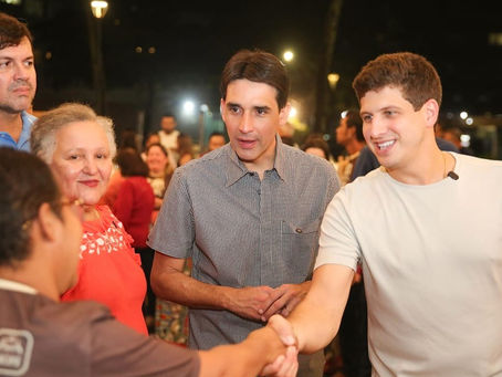 Para evitar desgastes e perdas antecipadas, João Campos faz gestos para todos os lados