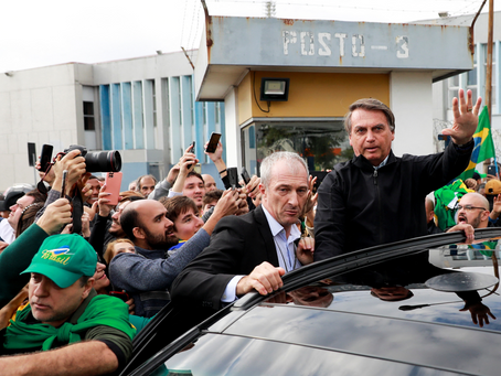 Bolsonaro vai a Porto Alegre e é recebido por multidão no aeroporto Salgado Filho