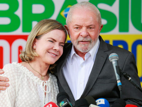 Lula pede para Gleisi concorrer ao Senado e deixa articulação política do Planalto incerta