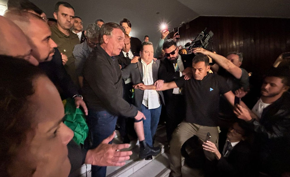 O ex-presidente Jair Bolsonaro exibe tornozeleira eletrônica na saída do Congresso