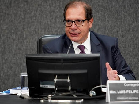 Corregedor do CNJ afasta ex-juíza da Lava Jato e outros 3 do TRF-4