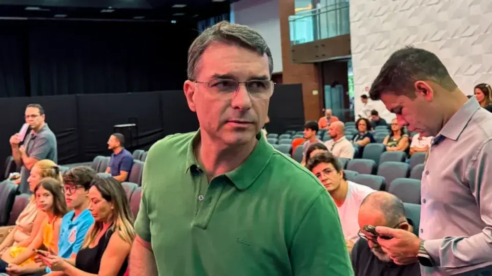 Flávio Bolsonaro planeja tête-à-tête com líderes  evangélicos e católicos e evento com religiosos