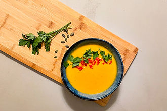 Gezonde voeding, pompoensoep, kruiden