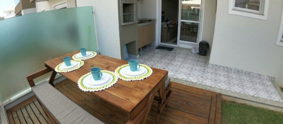 Praia de Palmas 297: Apartamento térreo com churrasqueira e área externa!