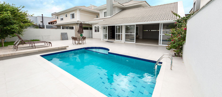 ¡Estilo y Confort en Jurerê Internacional! Lujosa Casa con Piscina y a Pasos del Mar